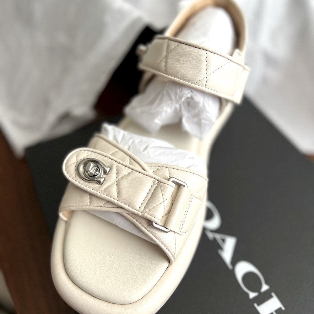 Coach Peyton in Chalk NIB